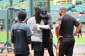 Uni-President-Lion-Fei-Lishi-came-forward-and-gave-Magic-Eagle-a-big-hug.-Photo-by-reporter-Li-Huizhou-728x485