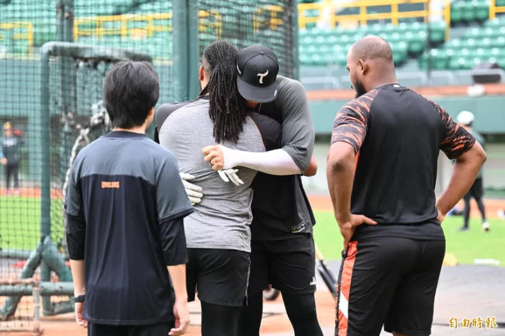 Uni-President-Lion-Fei-Lishi-came-forward-and-gave-Magic-Eagle-a-big-hug.-Photo-by-reporter-Li-Huizhou-728x485