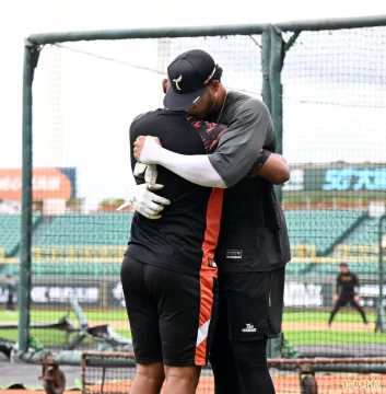 Uni-President-Lions-player-Messi-stepped-forward-and-gave-Magic-Eagle-a-big-hug.-Photo-by-reporter-Li-Huizhou-714x728
