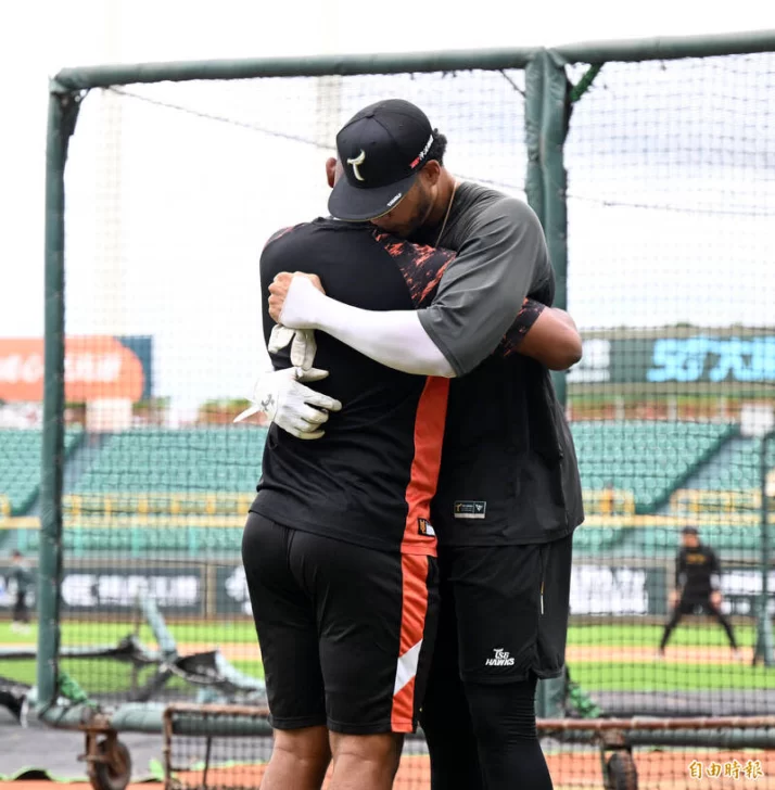 Uni-President-Lions-player-Messi-stepped-forward-and-gave-Magic-Eagle-a-big-hug.-Photo-by-reporter-Li-Huizhou-714x728