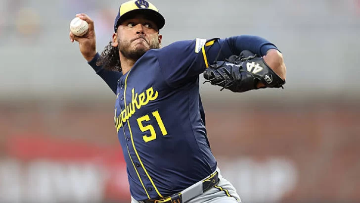 Freddy Peralta a un triunfo de Pascual Pérez