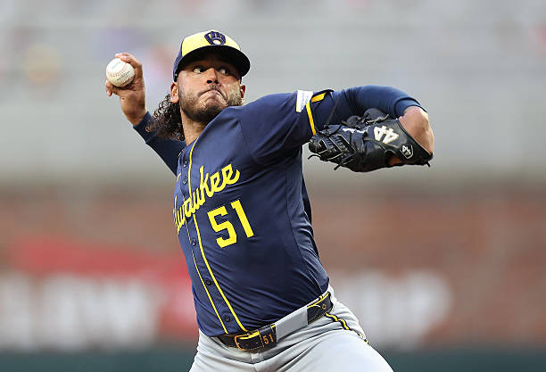 Freddy Peralta a un triunfo de Pascual Pérez