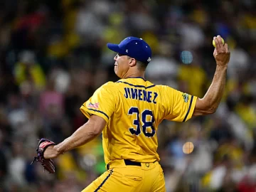 Ubaldo Jiménez con dos pitcheos hace el trabajo