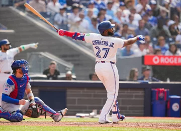Vladimir Guerrero Jr le pasa a Jese Barfield Vladimir Guerrero Jr le pasa a Jese Barfield