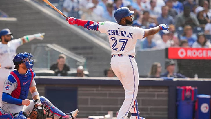 Vladimir Guerrero Jr le pasa a Jese Barfield