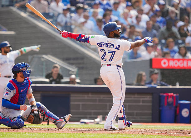 Vladimir Guerrero Jr le pasa a Jese Barfield Vladimir Guerrero Jr le pasa a Jese Barfield