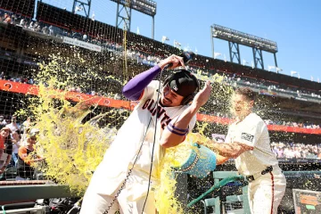 Willy Adames rompe el empate con Julio Franco