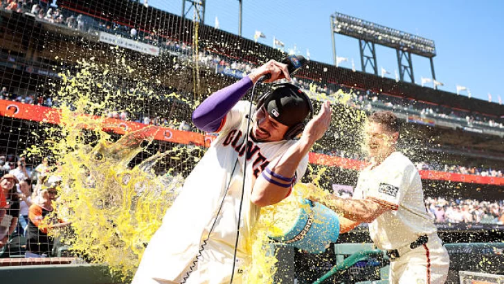 Willy Adames rompe el empate con Julio Franco