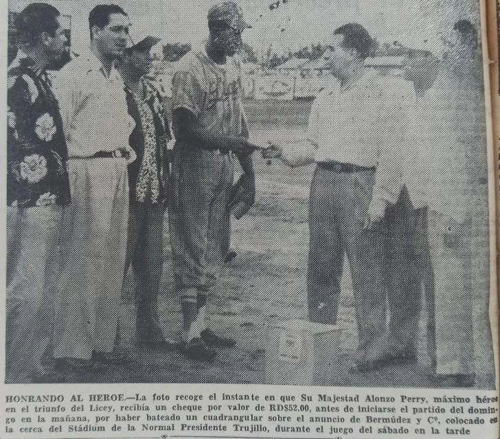 1.-alonzo-perry-recibe-cheque-previo-al-quimto-juego-728x640