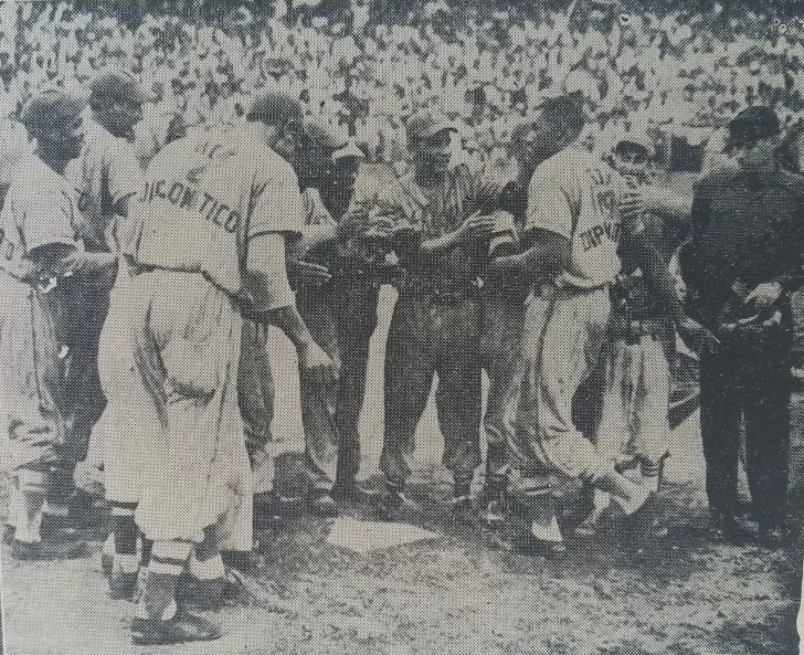 11.alonzo-perry-anota-tras-dar-jonron-con-bases-llenas-5to-juego-728x593