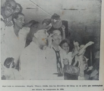 15.directivos-del-licey-festejan-quinto-juego-728x637