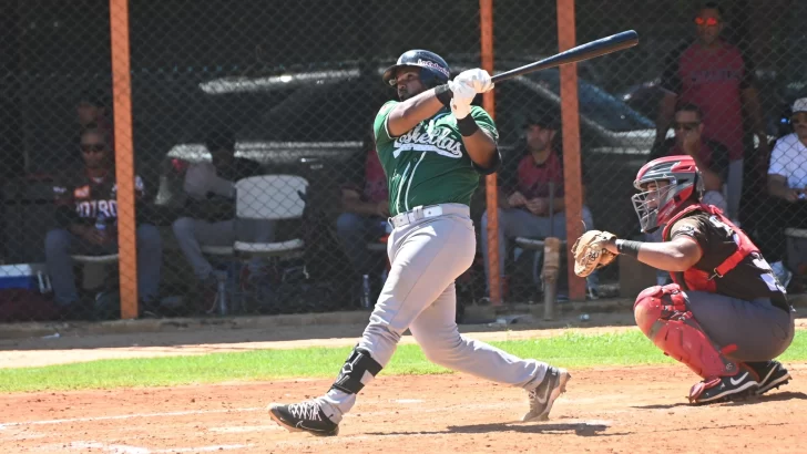 Receptor  colombiano Carlos Martínez regresa