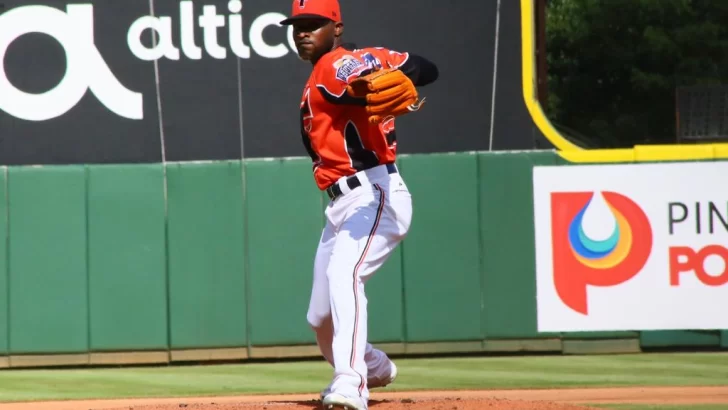 Leones reciben en cambio a pitchers Germán y Reyes