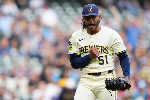 Freddy Peralta continúa su dominio reciente