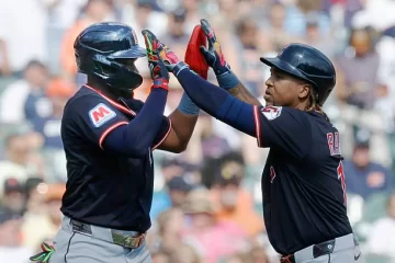 José Ramírez a dos de los jonrones de Carlos Peña