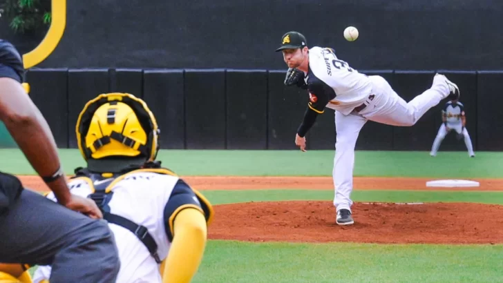 Las Águilas blanquean al Licey 4-0, la primera de la temporada