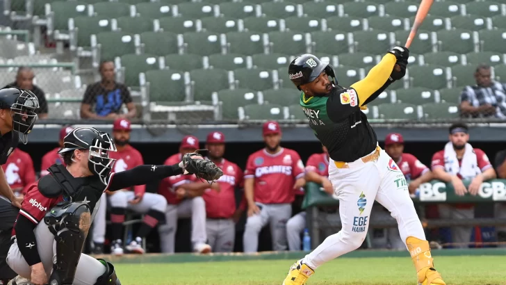 Estrellas Orientales mantienen su paso perfecto con un festival de batazos para un triunfo 9-4 ante los Gigantes