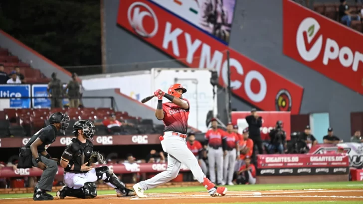 El Escogido ruge otra vez tras la tormenta Melissa al vencer a Gigantes 10-2