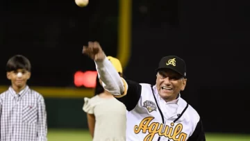 Leonardo Aguilera lanza la primera bola