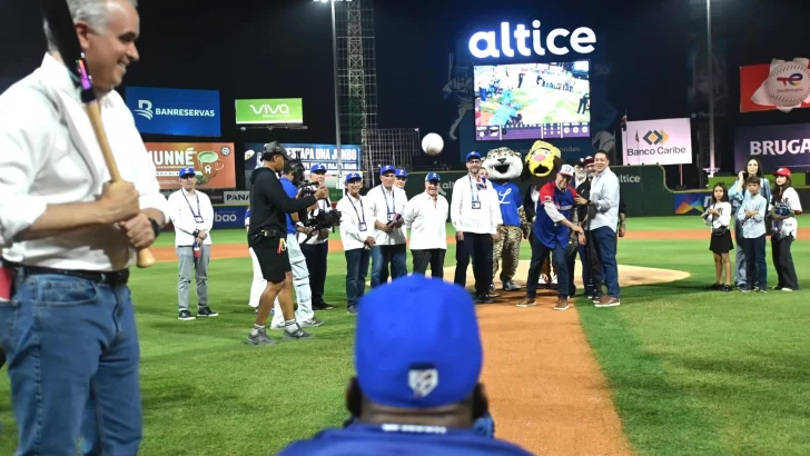 Licey honra a Juan Marichal, lanza primera bola