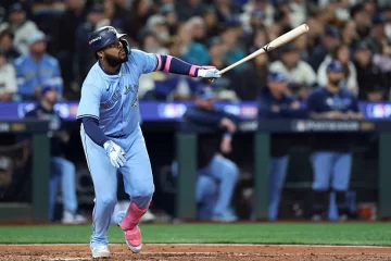 Vladdy empata récord y mantiene con vida a Toronto