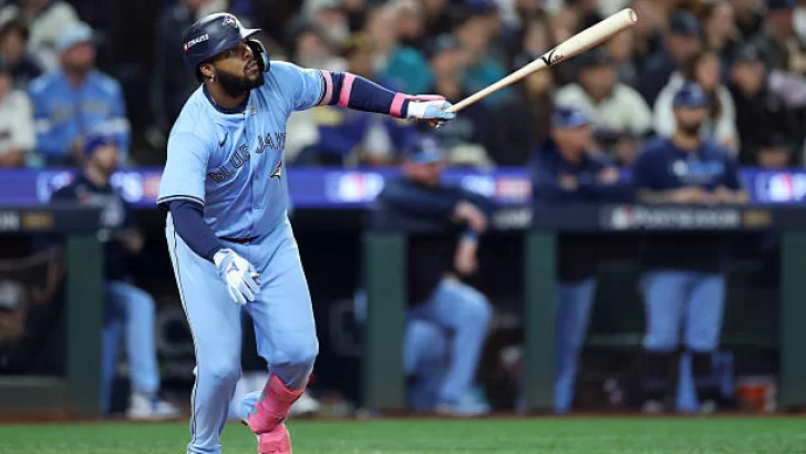 Vladdy empata récord y mantiene con vida a Toronto