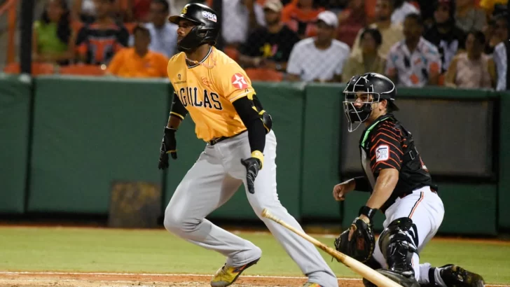 Águilas vuelan alto con poder de Aderlin Rodríguez y se colocan 2-0