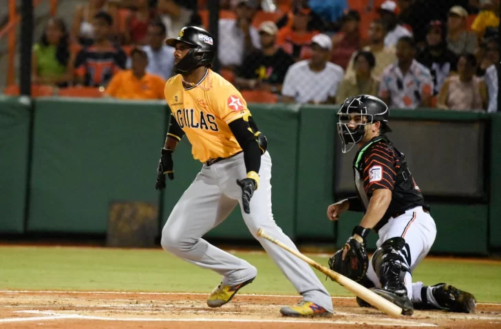 Águilas vuelan alto con poder de Aderlin Rodríguez y se colocan 2-0