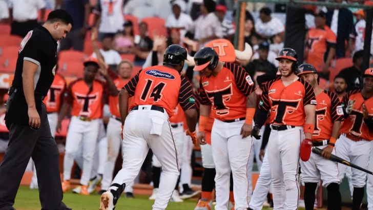 De la Cruz y buen pitcheo de Sanchez impulsan a los Toros