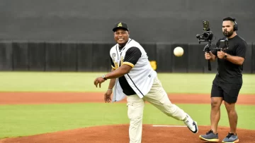 Framber Valdez lanza la primera bola