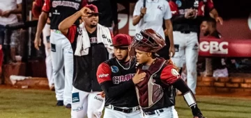 Los Gigantes ganan apoyados en un rally grande en el octavo Los Gigantes ganan apoyados en un rally grande en el octavo