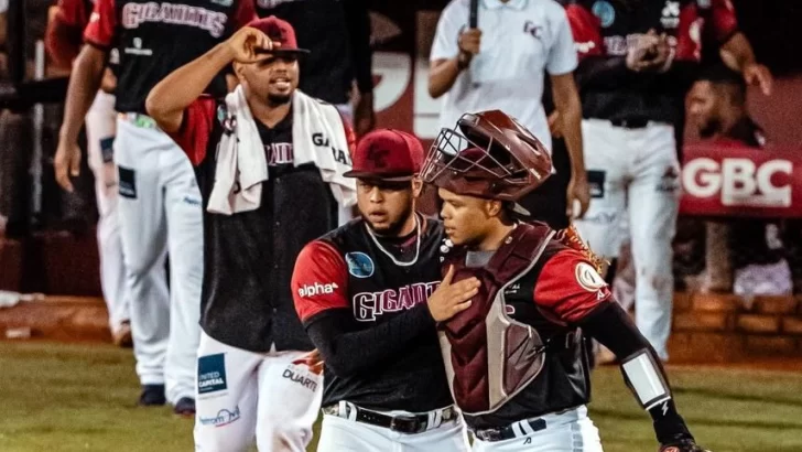 Los Gigantes ganan apoyados en un rally grande en el octavo