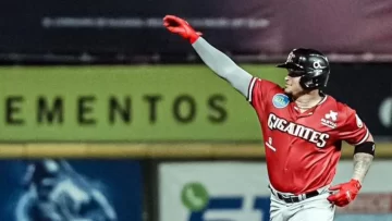 Jordan Díaz  jonronea  y guía paliza  sobre el Escogido