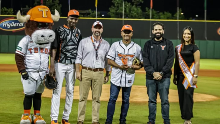 Hizo lanzamiento de honor en aniversario del Corral