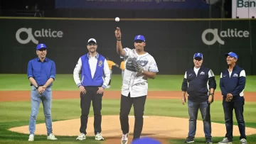 Samuel Basallo hace el lanzamiento de la primera bola
