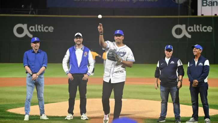 Samuel Basallo hace el lanzamiento de la primera bola