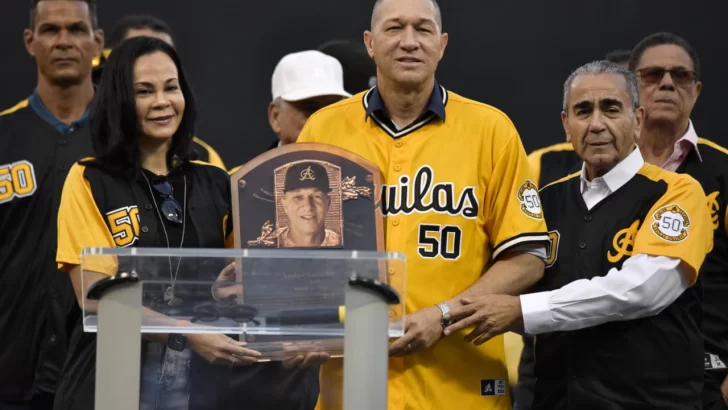 Con lágrimas y orgullo, retiran el histórico número 50 de Julián Tavárez