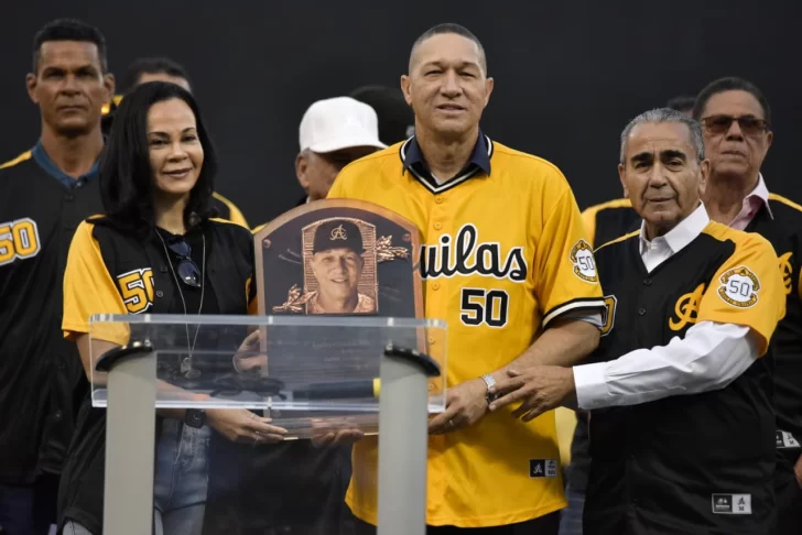 Con lágrimas y orgullo, retiran el histórico número 50 de Julián Tavárez Con lágrimas y orgullo, retiran el histórico número 50 de Julián Tavárez