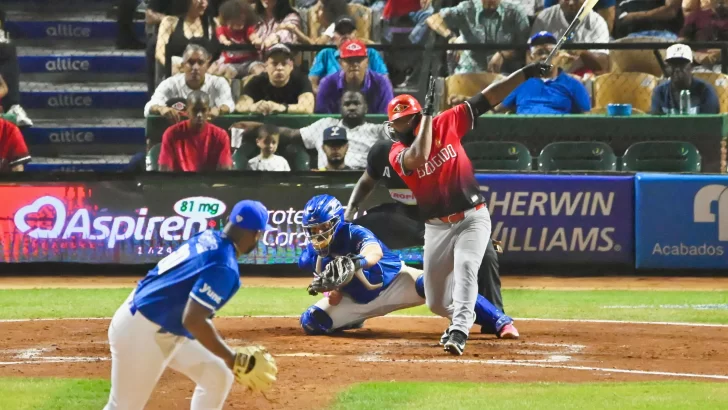 Yamaico Navarro lidera ofensiva sobre el Licey