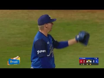 Jonathan Guzmán la manda al fondo del terreno