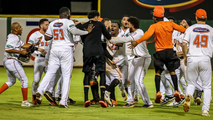 Los Toros reaccionan en el noveno con rally de tres carreras