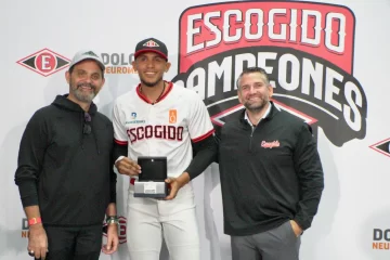 Erik-Gonzalez-recibe-el-anillo-de-Jose-Miguel-Bonetti-y-Eduardo-Najri-728x485