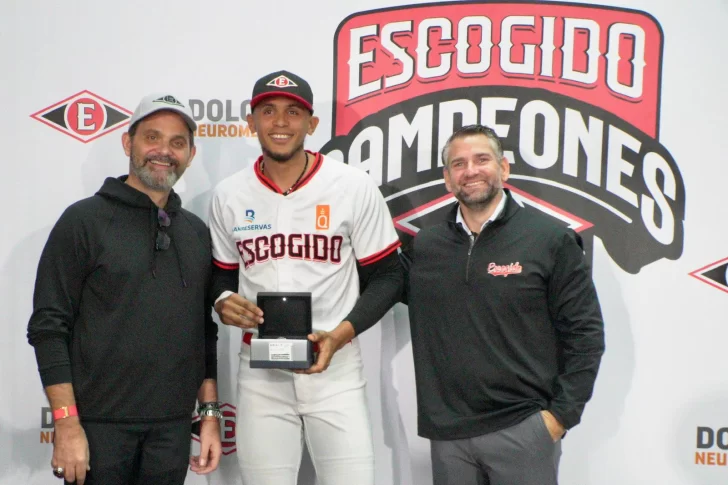 Erik-Gonzalez-recibe-el-anillo-de-Jose-Miguel-Bonetti-y-Eduardo-Najri-728x485