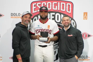 Franchy-Cordero-recibe-el-anillo-de-Jose-Miguel-Bonetti-y-Eduardo-Najri-728x485