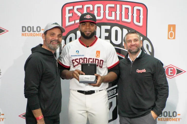 Franchy-Cordero-recibe-el-anillo-de-Jose-Miguel-Bonetti-y-Eduardo-Najri-728x485