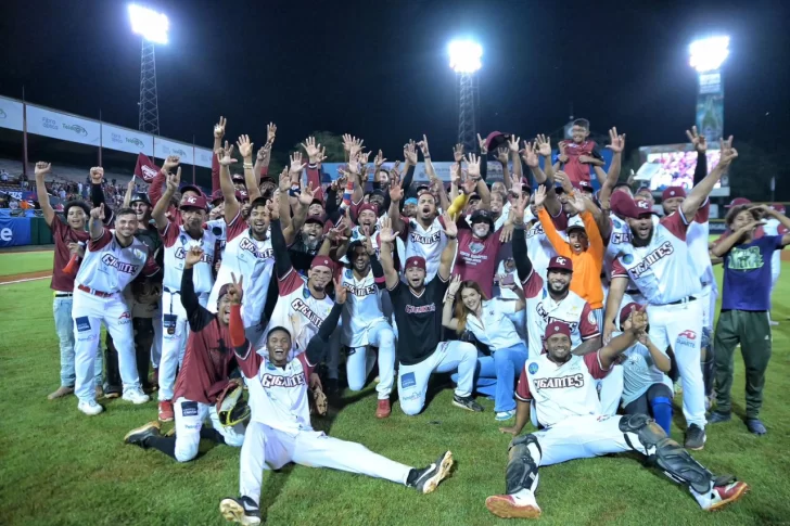 Gigantes avanzan a la semifinal y eliminan al Licey tras vencerlo 5-3 Gigantes avanzan a la semifinal y eliminan al Licey tras vencerlo 5-3