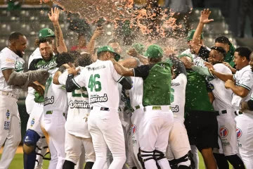 Josh-Lester-se-pierde-entre-la-celebracion-tras-su-jonron-decisivo_10.12.25-728x485