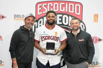 Junior-Caminero-recibe-el-anillo-de-Jose-Miguel-Bonetti-y-Eduardo-Najri-728x485