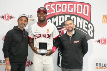 Junior-Lake-recibe-el-anillo-de-Jose-Miguel-Bonetti-y-Eduardo-Najri-728x485