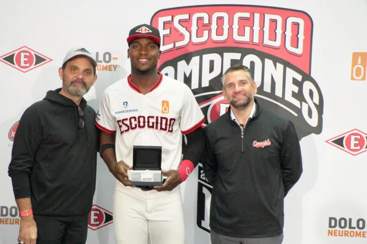 Junior-Lake-recibe-el-anillo-de-Jose-Miguel-Bonetti-y-Eduardo-Najri-728x485